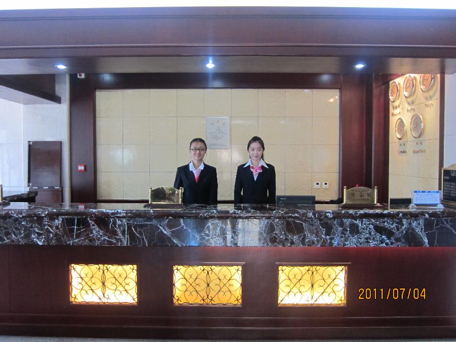 我系学生在学院国际交流中心实习