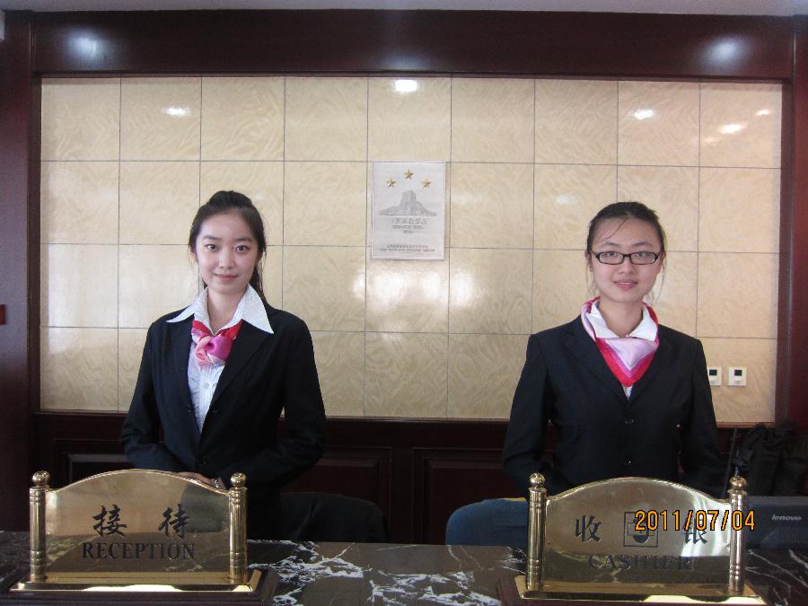 我系学生在学院国际交流中心实习